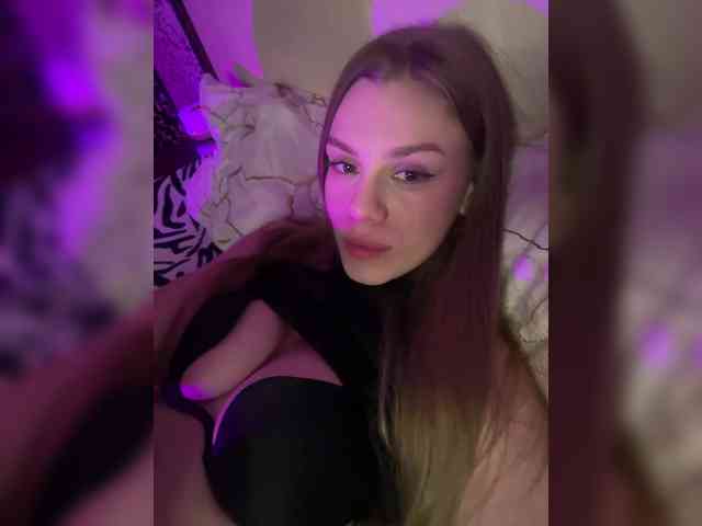 Theadebuenoo (22, White Live Couple) performing Live Sex.